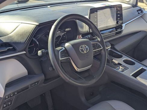 Used 2024 Toyota Sienna Limited image 10