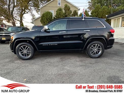 Used 2017 Jeep Grand Cherokee Limited AWD/4WD image 9