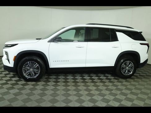 Used 2025 Chevrolet Traverse LT AWD/4WD image 16