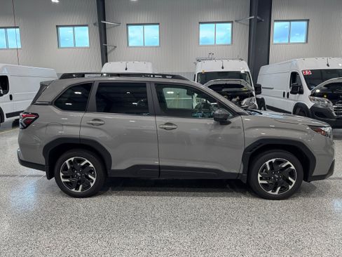 Used 2025 Subaru Forester Premium AWD/4WD image 4