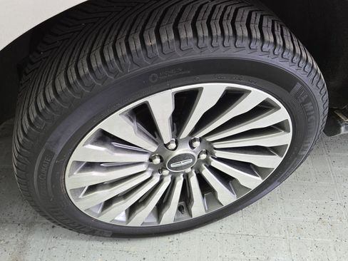 Used 2019 Lincoln Navigator Reserve image 24