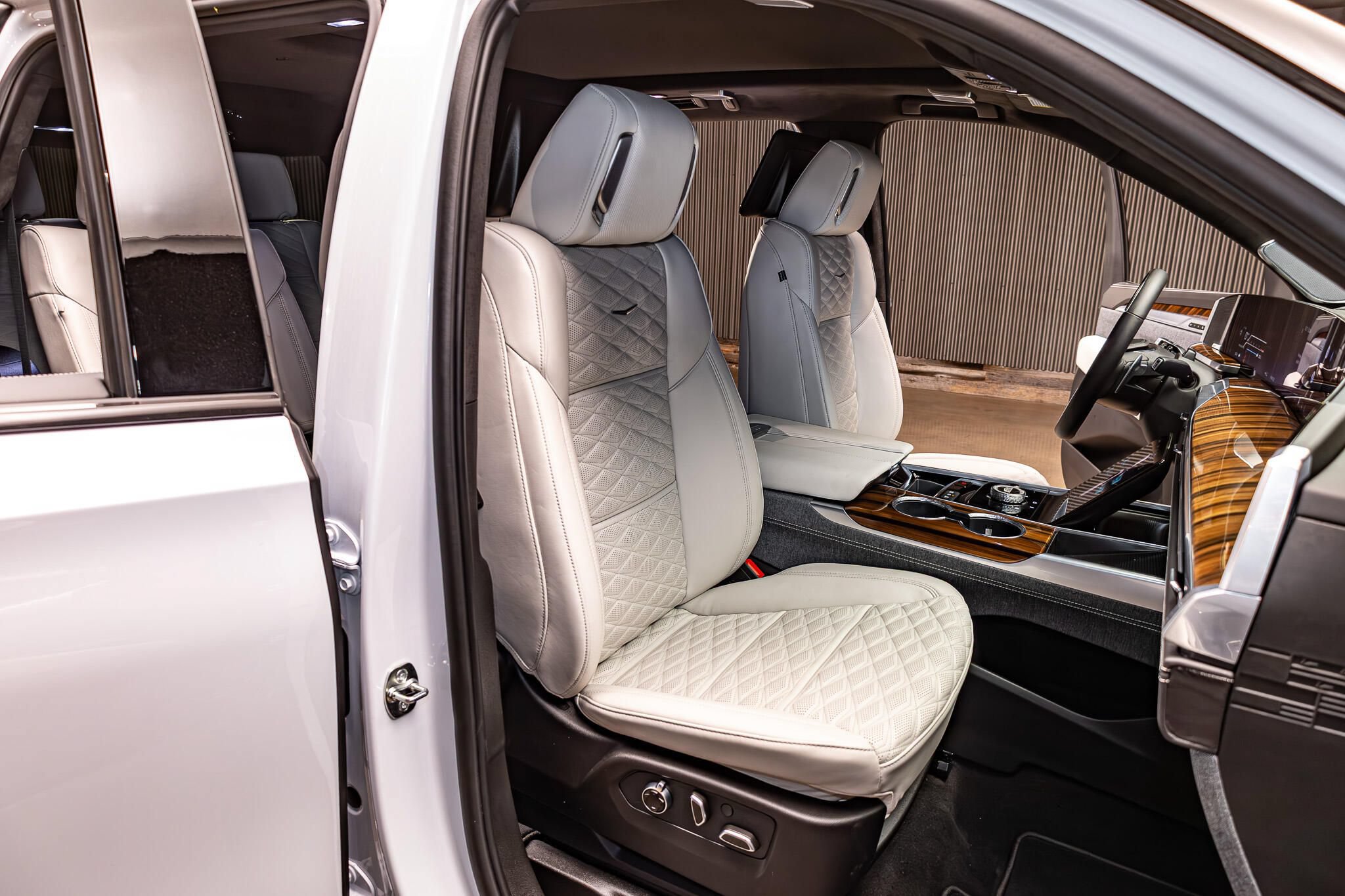 Used 2026 Cadillac Escalade ESV Platinum Sport w/ LPO, ONYX Package AWD/4WD image 37
