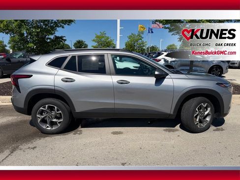 Used 2025 Chevrolet Trax LT FWD image 5