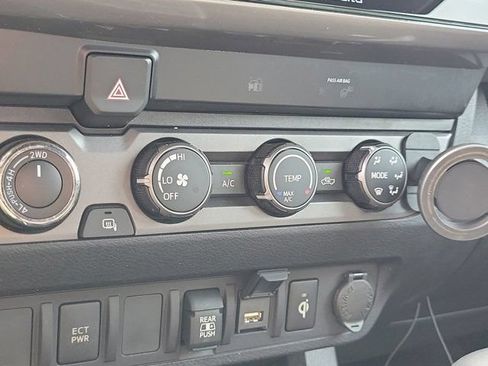 Used 2020 Toyota Tacoma TRD Off-Road AWD/4WD image 29