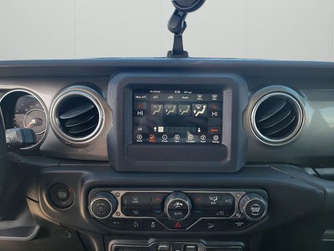 Used 2020 Jeep Wrangler Unlimited Sahara image 20