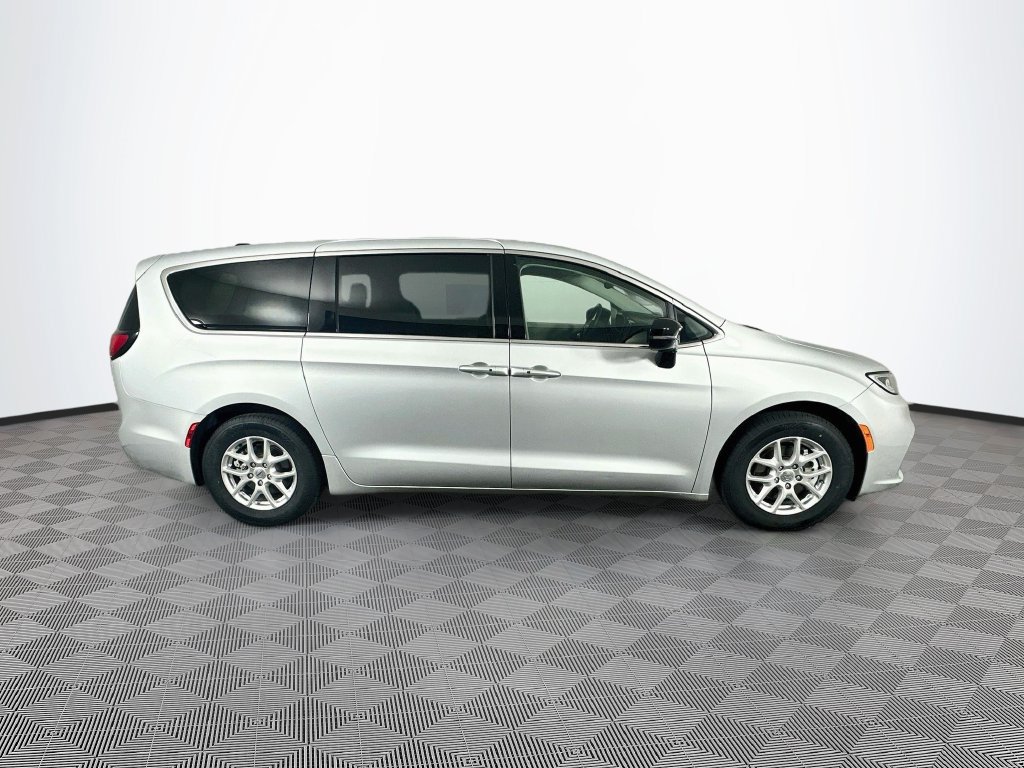 Certified 2024 Chrysler Pacifica Touring-L FWD image 13