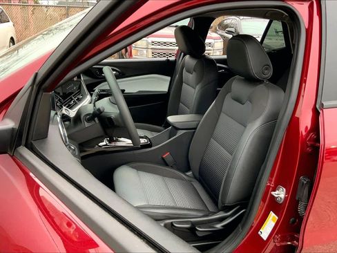 Used 2025 Chevrolet Trax LT image 7