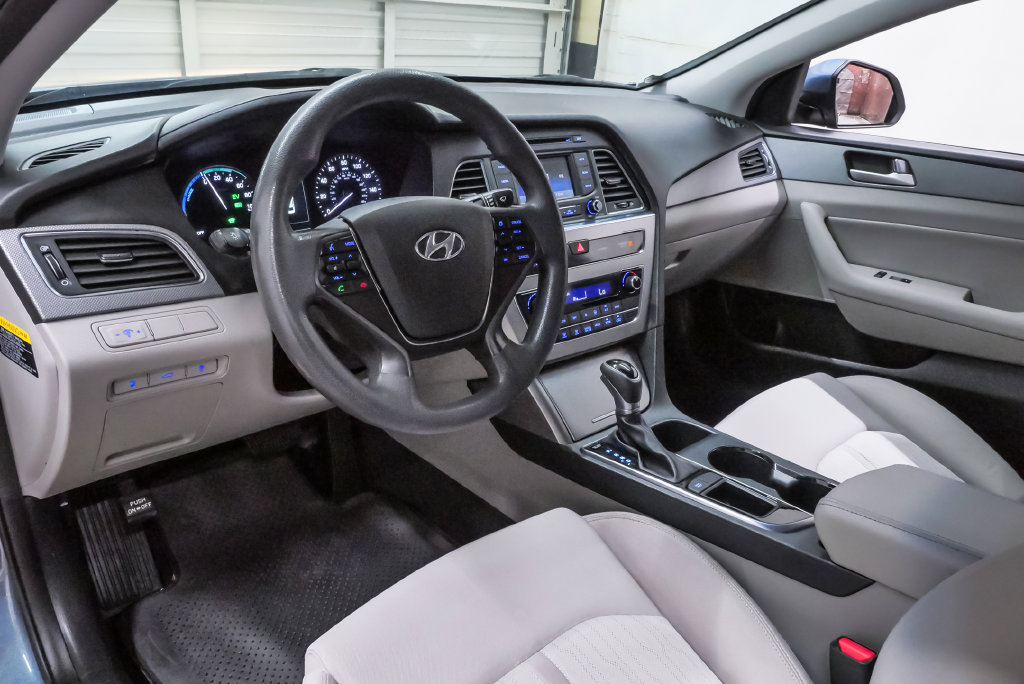 Used 2016 Hyundai Sonata SE FWD image 2