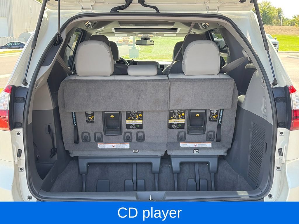 Used 2018 Toyota Sienna XLE Premium w/ Carpet Mat Package FWD image 8