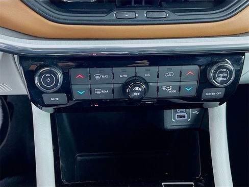 Used 2024 Jeep Compass Limited image 16