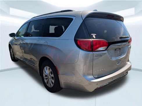 Used 2017 Chrysler Pacifica Touring-L FWD image 2