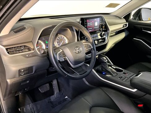 Used 2022 Toyota Highlander XLE AWD/4WD image 18
