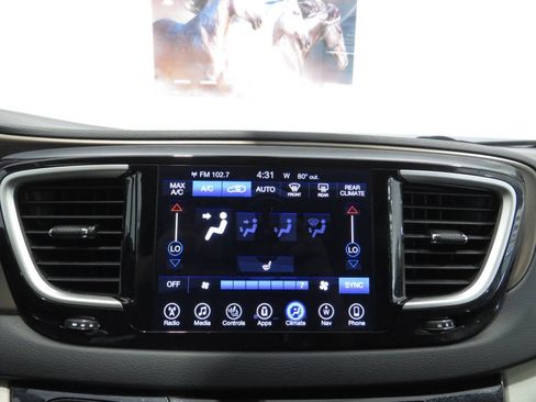 Used 2017 Chrysler Pacifica Touring-L FWD image 19