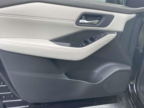 Used 2023 Nissan Rogue SV w/ SV Premium B Package FWD image 16