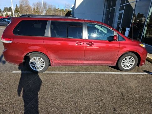 Used 2013 Toyota Sienna XLE image 20