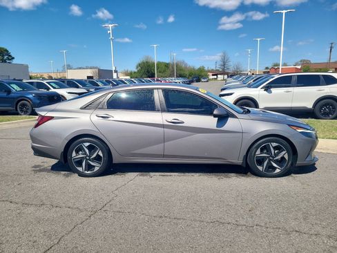 Used 2023 Hyundai Elantra SEL w/ Convenience Package FWD image 2