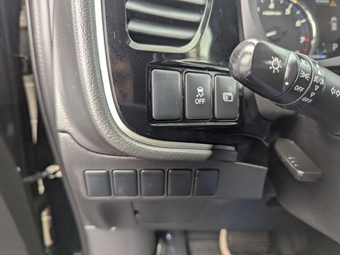 Used 2017 Mitsubishi Outlander SE AWD/4WD image 16