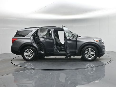 Certified 2021 Ford Explorer XLT image 4