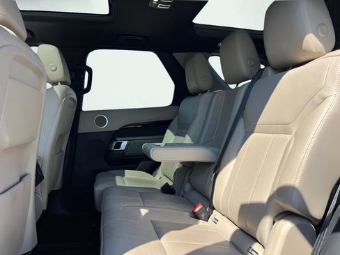 Used 2018 Land Rover Discovery SE image 23