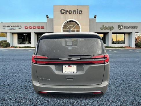 Used 2025 Chrysler Pacifica Select FWD image 4