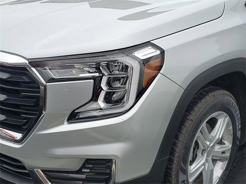 Used 2022 GMC Terrain SLE w/ Driver Convenience Package image 2