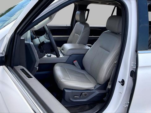 Used 2018 Ford Expedition Max XLT w/ Equipment Group 202A AWD/4WD image 8