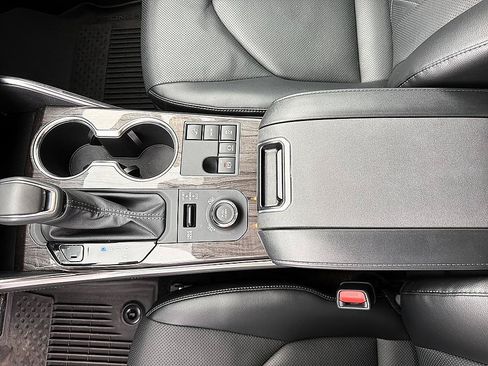 Certified 2025 Toyota Highlander Platinum AWD/4WD image 17