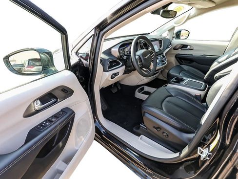 Used 2024 Chrysler Pacifica Touring-L image 11