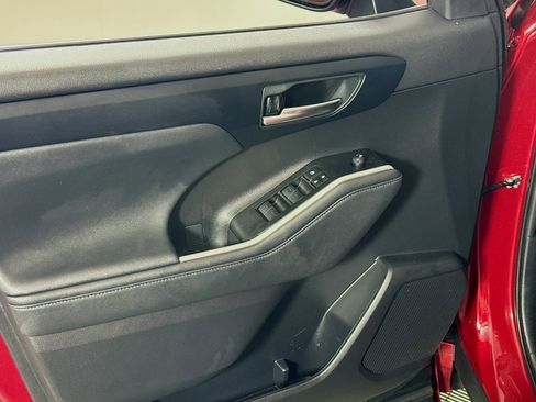 Certified 2023 Toyota Highlander XLE image 19
