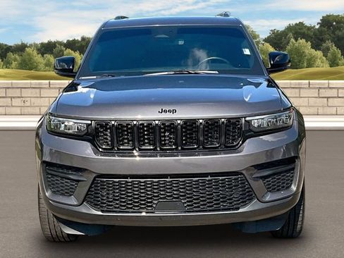 Used 2022 Jeep Grand Cherokee Altitude AWD/4WD image 3