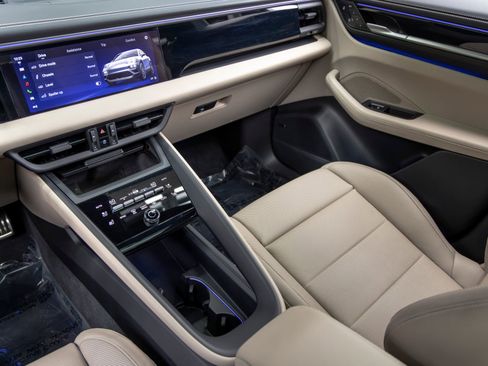 Certified 2025 Porsche Macan 4S Electric AWD/4WD image 41