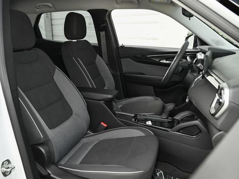 Used 2026 Chevrolet Trax LT w/ LPO, Blackout Package FWD image 36