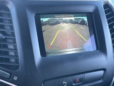 Used 2019 Jeep Cherokee Latitude Plus w/ Comfort/Convenience Group image 25