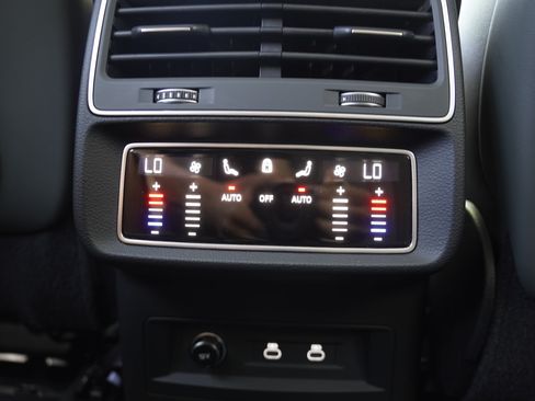 Used 2022 Audi Q8 Premium Plus AWD/4WD image 31