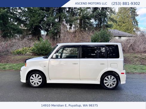 Used 2005 Scion xB Hatchback 4D image 2