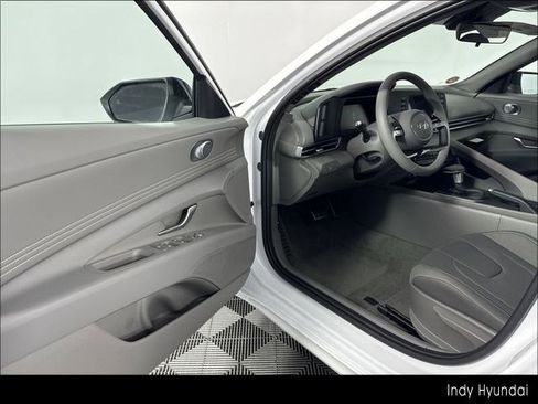 Certified 2025 Hyundai Elantra Sport FWD image 18