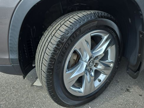 Used 2018 Toyota Highlander Limited image 35