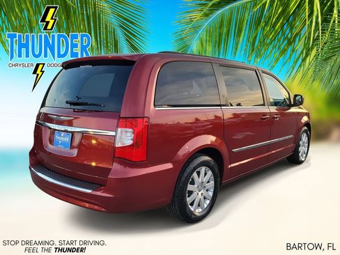 Used 2015 Chrysler Town & Country Touring image 4