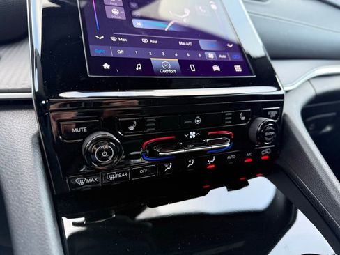 New 2025 Jeep Grand Cherokee Laredo w/ Luxury Tech Group I AWD/4WD image 34