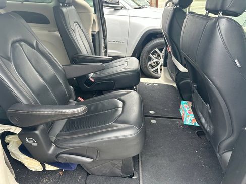 Used 2019 Chrysler Pacifica Touring-L FWD image 5
