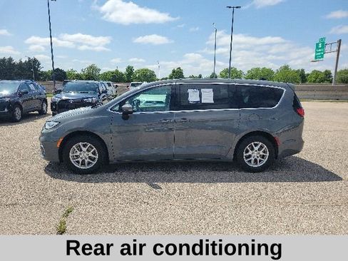Used 2023 Chrysler Pacifica Touring-L FWD image 3