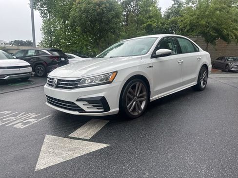 Used 2018 Volkswagen Passat 2.0T R-Line w/ R-Line Lighting Package FWD image 3