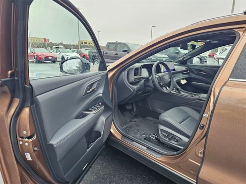 Used 2025 Toyota Crown Signia Limited w/ Advanced Technology Package image 21