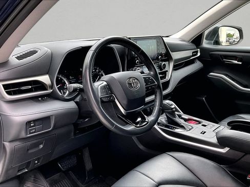 Used 2021 Toyota Highlander XLE FWD image 17