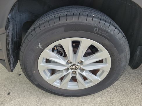 Used 2023 Toyota Corolla Cross LE w/ Moonroof Package FWD image 8