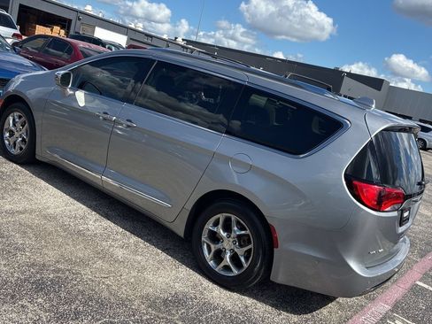 Used 2017 Chrysler Pacifica Limited w/ UConnect Theater Package FWD image 4