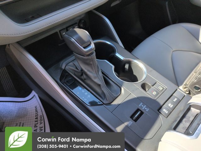Used 2021 Toyota Highlander XLE AWD/4WD image 17