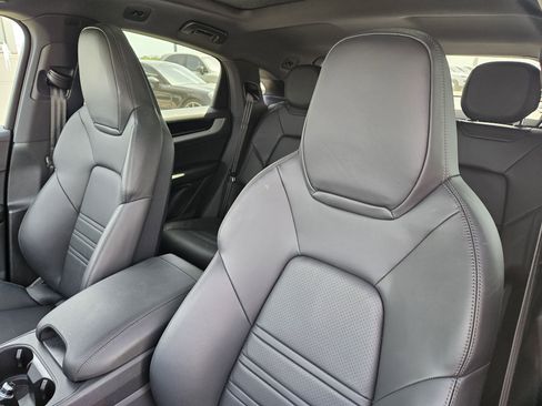 Certified 2025 Porsche Cayenne Coupe image 6