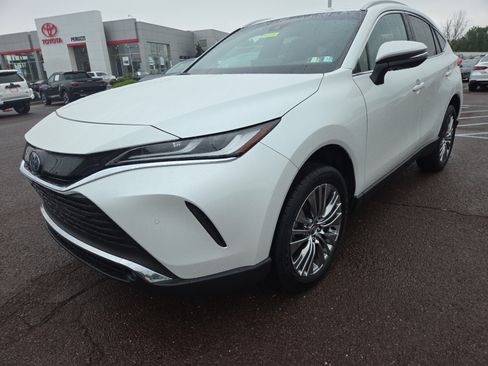 Certified 2024 Toyota Venza XLE AWD/4WD image 7