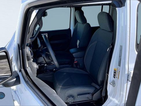 Used 2024 Jeep Wrangler Unlimited image 2